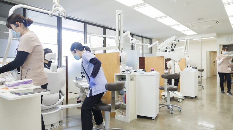 各種レーザー機器を備えた診療室の様子