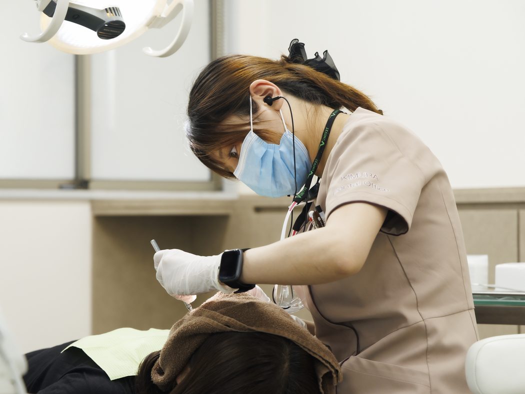 歯科衛生士による施術の様子