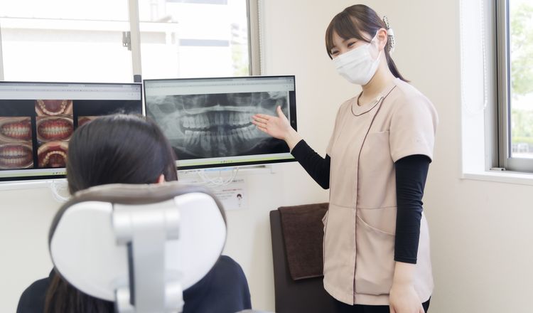 お口の状態をご説明する様子
