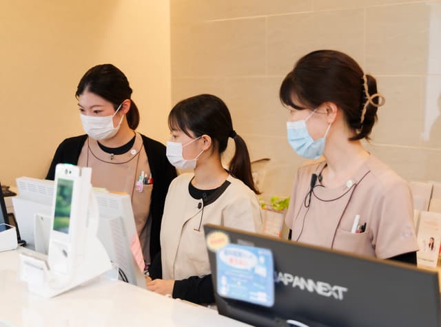 診療の準備をするスタッフ