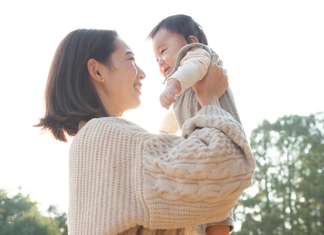 子どもを抱く女性