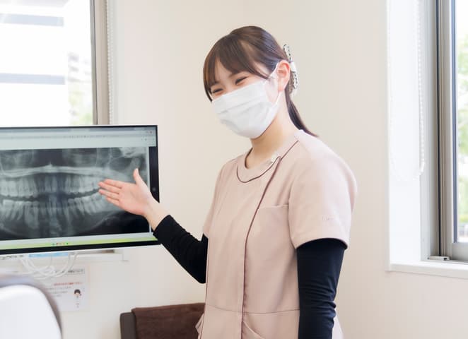 レントゲンを説明する歯科衛生士